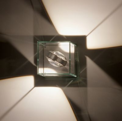 Die Logos Cube Leuchte mit zwei transparenten Linsen